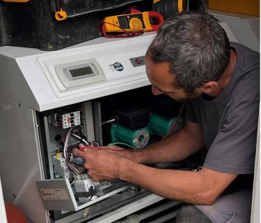 Andreas working with wires